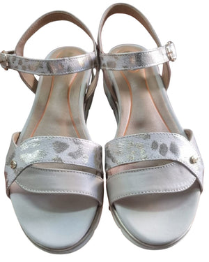 Sandali Donna Impronte in Pelle e Dettagli Laminati – Comfort e Stile Estivo